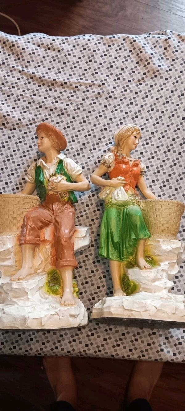 Universal Statuary Corp Peasant Figures #821 & #823 Manufactured in Chicago 1975